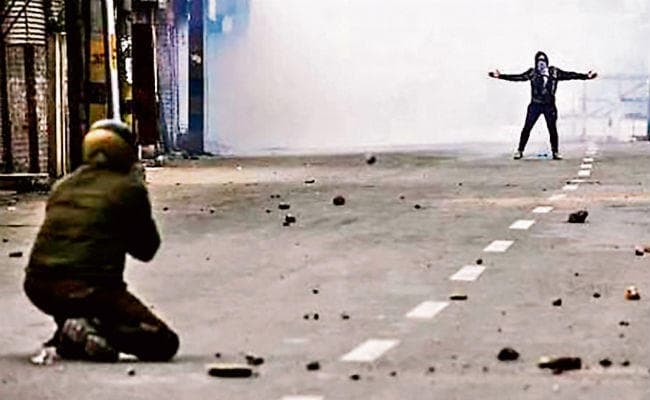 ....और भाई बन पत्थरबाजों को मनाते रहे सुरक्षाबल, लेकिन...