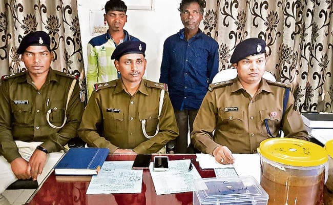 खूंटी : 14.5 किलो अफीम के साथ दो तस्कर गिरफ्तार, एक फरार