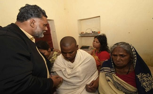 पुलवामा हमला : शहीद संजय सिन्हा के घर पहुंचे सांसद पप्पू यादव, बंधाया ढांढस