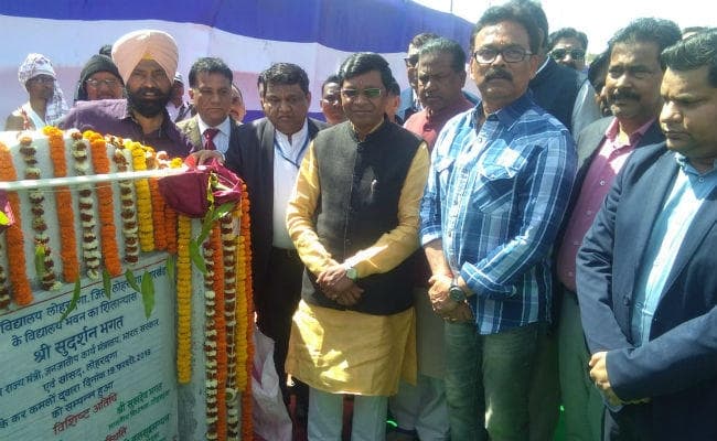 लोहरदगा केंद्रीय विद्यालय को मिलेगा नया भवन, केंद्रीय मंत्री सुदर्शन भगत ने रखी आधारशिला