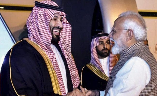 सऊदी अरब के शाहजादे मोहम्मद बिन सलमान भारत पहुंचे, प्रोटोकॉल तोड़ PM मोदी ने की आगवानी