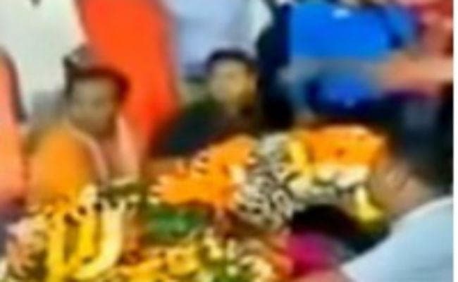 पुलवामा आतंकी हमला: विधायक ने शहीद के रिश्तेदार के साथ की धक्का-मुक्की फिर...