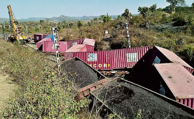 रांची : दो मालगाड़ी टकरायी, 12 कंटेनर और कोयले के 11 रैक बेपटरी, यातायात ठप