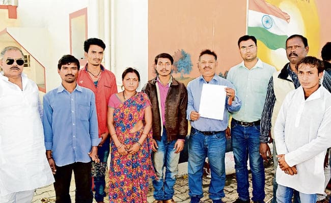 जमशेदपुर : ग्लेज इंडिया से भागे चार युवक व युवती का आरोप, नौकरी के नाम पर सैकड़ों युवक युवती को बना रखा है बंधक