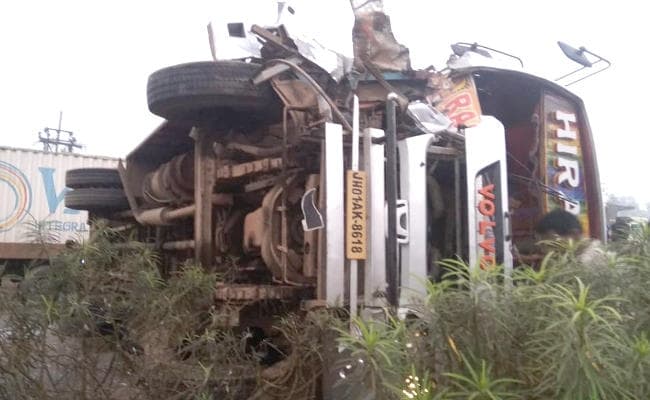Ranchi से Kolkata जा रही हीरा बस दुर्घटनाग्रस्त, 12 लोग घायल