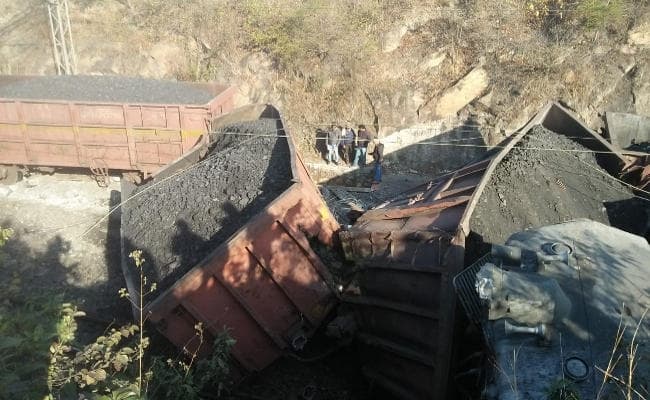 Jharkhand : दो दिन से बंद है यह रेल लाइन, 24 घंटे तक खुलने के आसार नहीं