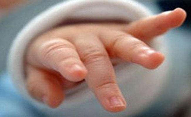 झाड़ी में फेंका मिला नवजात का शव, इलाके में सनसनी