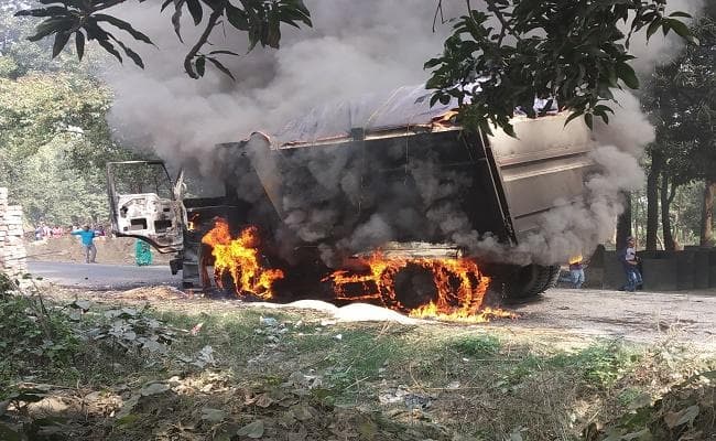 हाइवा ने दो स्कूली छात्रों को रौंदा, एक की मौत, आक्रोशित लोगों ने वाहन को फूंका