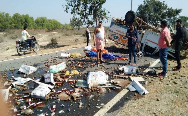 हजारीबाग : शराब लदी पिकअप वैन पलटी, ग्रामीणों ने मचायी लूट