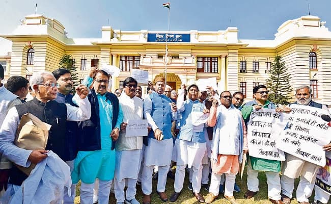 पटना : सत्र के अंतिम दिन बालिका गृह मामले को लेकर विधानमंडल में विपक्ष का हंगामा