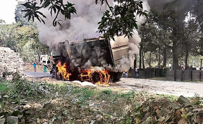 बेगूसराय : हाइवा ने दो भाइयों को रौंदा, एक की मौत, विरोध में वाहन जलाया