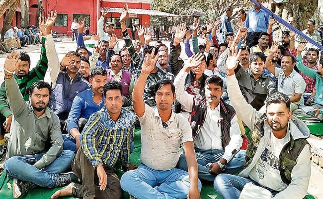 रांची : निजी एजेंसी के हाथों में सेवा सौंपने का विरोध, ठेका कर्मियों का दो दिनों का कार्य बहिष्कार शुरू