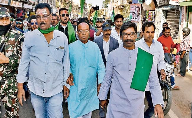 देवघर : चुनाव में सभी को कर देंगे क्लीन बोल्ड : हेमंत सोरेन