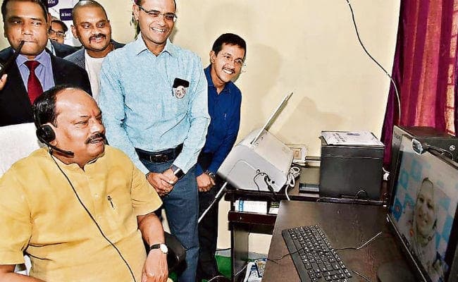 रांची : पैसा कमाने के लिए स्वास्थ्य से खिलवाड़ न करें : रघुवर दास