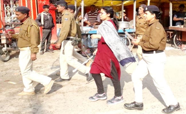 मैट्रिक परीक्षा के पहले दिन ACTION में SDM, भांजी लाठियां, कई वाहनों के शीशे तोड़े, भगदड़, देखें तस्वीरें