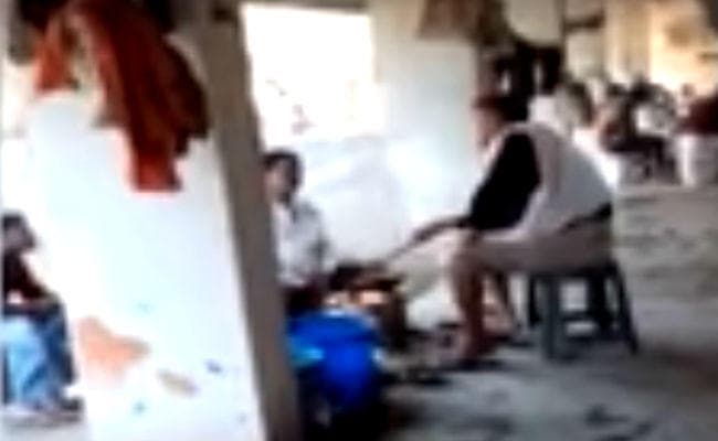 आरा मंडलकारा की सुरक्षा में सेंध! : जेल के अंदर का विडियो वायरल, मोबाइल पर बातचीत और पार्टी मनाते दिखे बंदी, SP बोले....