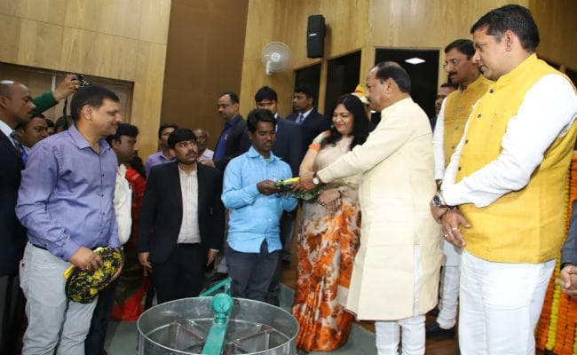 मुख्यमंत्री रघुवर ने मीठी क्रांति योजना का किया शुभारंभ, कहा- आप शहद का उत्पादन करें, सरकार बाजार देगी