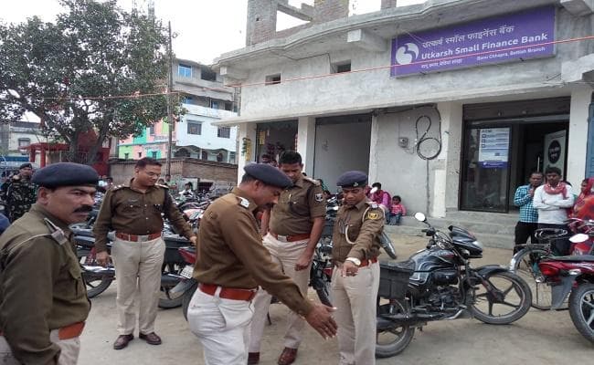 हथियार के बल पर उत्कर्ष फाइनेंस बैंक के कर्मियों से 15.81 लाख की लूट