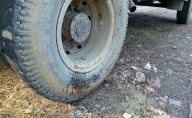 जमशेदपुर :  डिमना लेक से लौट रहे युवक को बस ने कुचला, हंगामा, लाठी चार्ज