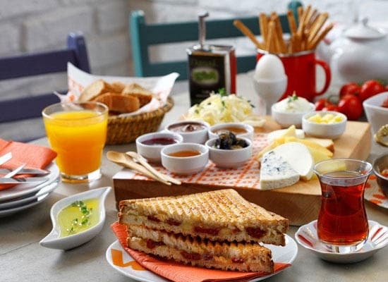 फूड एंड बेवरेज में बनाएं करियर