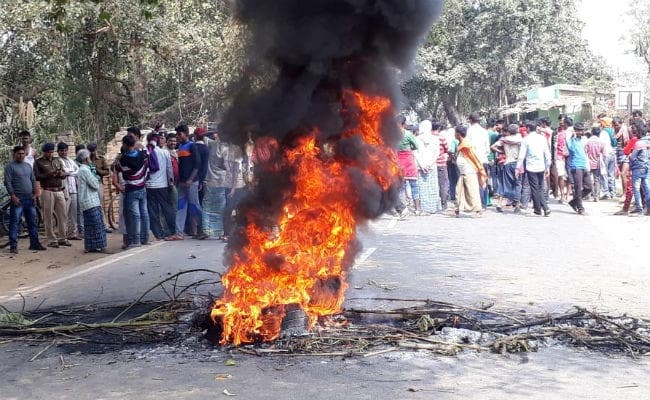 चार लोगों की मौत के बाद ग्रामीणों का फूटा गुस्सा, नौकरी और मुआवजे की मांग को लेकर जाम की सड़क, आगजनी की