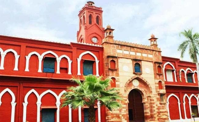 एएमयू के 14 छात्रों से हटायी गयी देशद्रोह की धारा, अखिलेश ने किया तंज