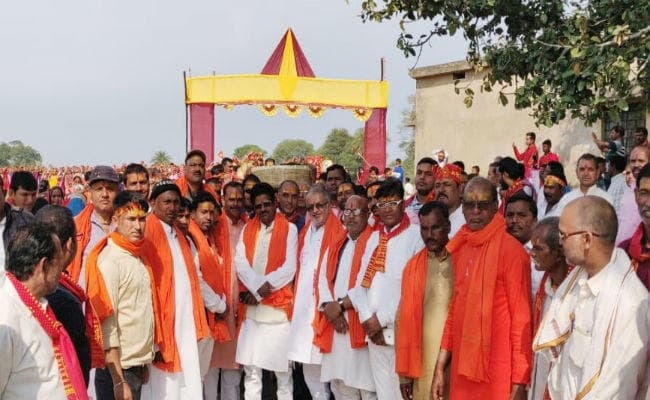 चौपारण के पोडो गांव में 11 दिवसीय रुद्र यज्ञ शुरू, विधायक मनोज यादव और पूर्व विधायक समेत 300 लोगों ने निकाली कलश यात्रा