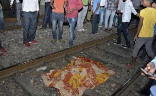 दर्दनाक : दौड़ती ट्रेन के सामने बेटे के शव सहित कूदकर मां ने दे दी जान