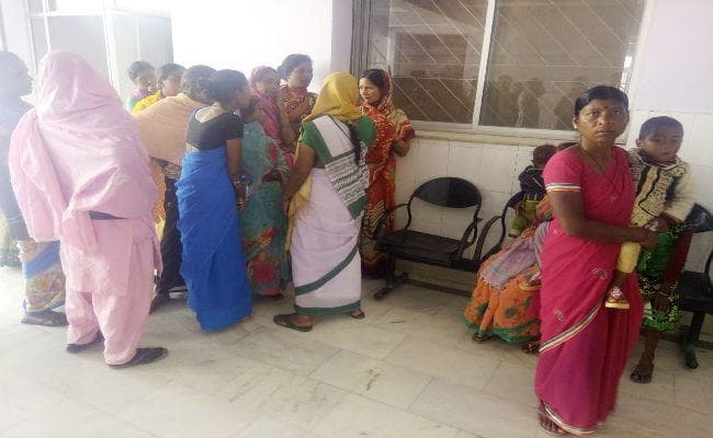 शराबी पति की प्रताड़ना से परेशान 20 सूत्री अध्यक्ष की बेटी ने दे दी जान...