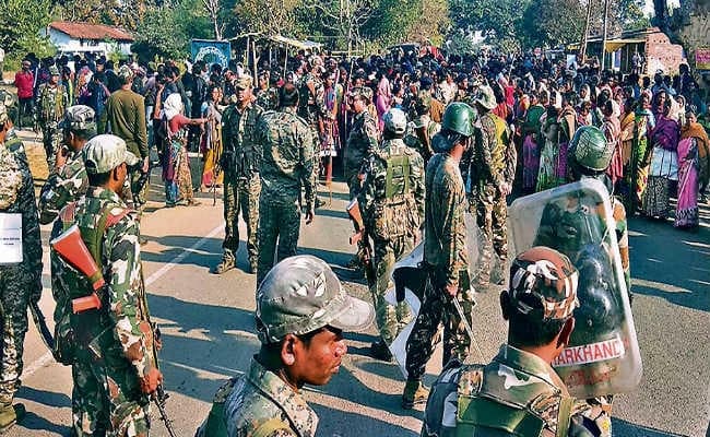 खूंटी : चार लोगों को हिरासत में लेने का विरोध, सड़क जाम