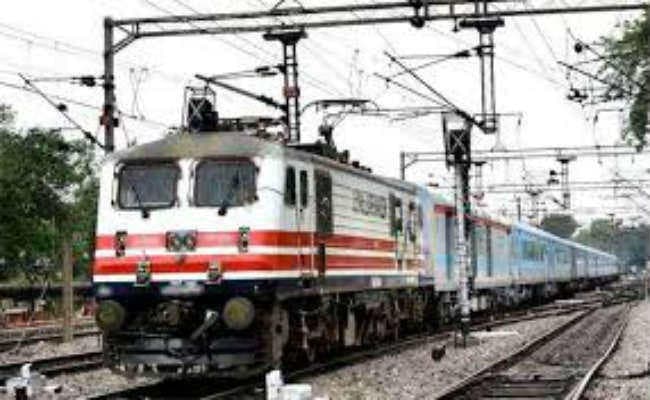 शाम छह बजे से रात नौ बजे तक रेल परिचालन बाधित