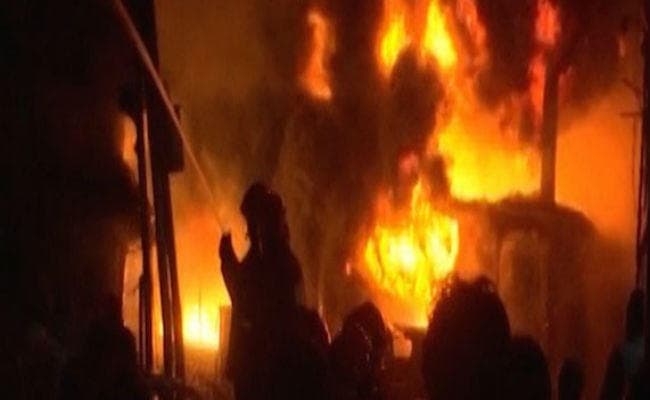पत्तों से बनी झोपड़ी में सो रहे थे लोग, आग तेजी से फैली, सात जिंदा जले
