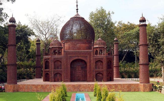 कचरे-कबाड़ से बने दुनिया के सात अजूबों की प्रतिकृति अब आप भी देखिए