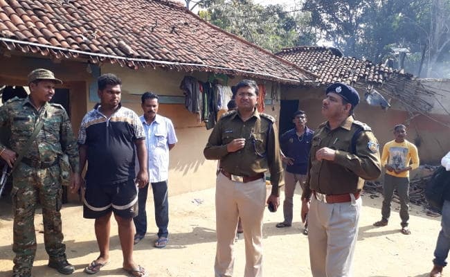 Jharkhand : टांगी व कुल्हाड़ी से मारकर एक ही परिवार के पांच लोगों की हत्या, घर में लगा दी आग, देखें भयावह PICS