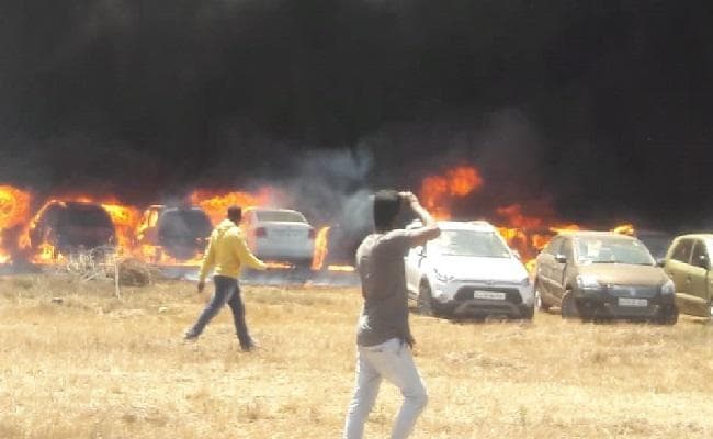 बेंगलुरु एयर शो के दौरान बड़ा हादसा, कार पार्किंग में लगी आग