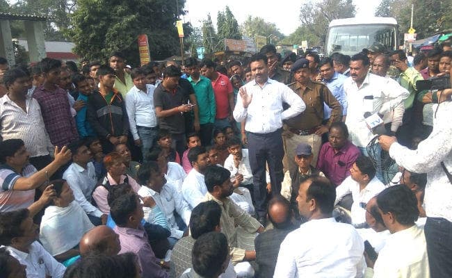 गढ़वा : बाबा साहेब की मूर्ति तोड़े जाने के विरोध में गढ़वा बंद, छह घंटे सड़क जाम