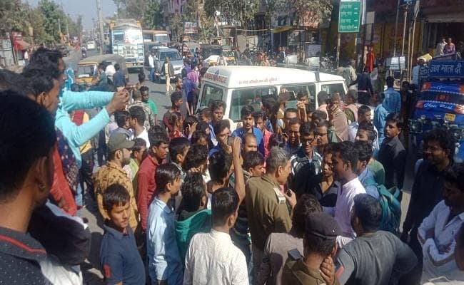 शादी समारोह में गोली लगने से कैमरामैन की मौत, विरोध में सड़क पर उतरे लोग