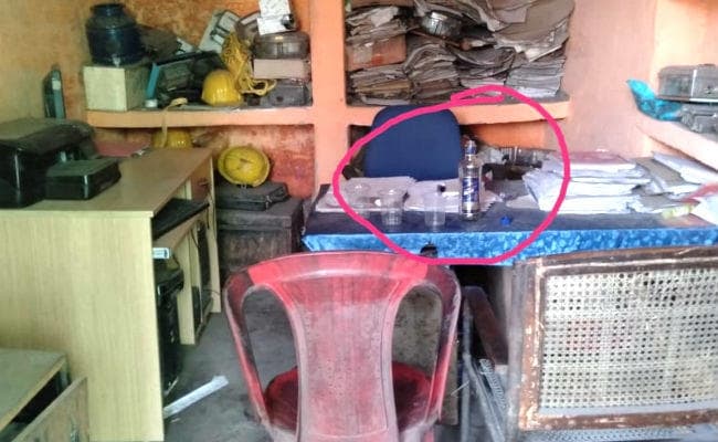 बिजली विभाग का एसडीओ कार्यालय बना मयखाना, टेबल पर पड़ा रहता है खाली बोतल और ग्‍लास