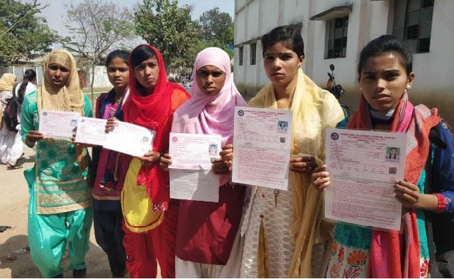 लोहरदगा : हिंदी और उर्दू की परीक्षा लिखवा दी एक ही कॉपी में, सेंटर सुपरिंटेंडेंट का अद्भुत कारनामा