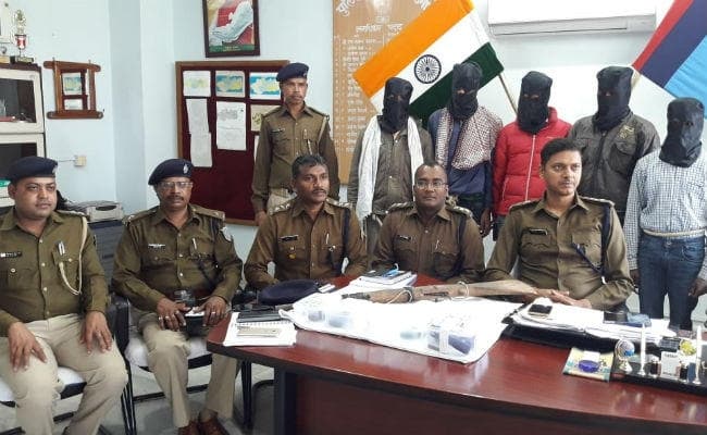 सिमडेगा : लेवी मांगने वाले पांच आरोपियों को पुलिस ने हथियार के साथ धर दबोचा