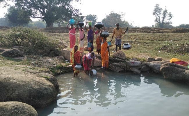 बोंगालोया के ग्रामीण चुआं में जमा पानी पीने को मजबूर, बीमारी फैलने का खतरा