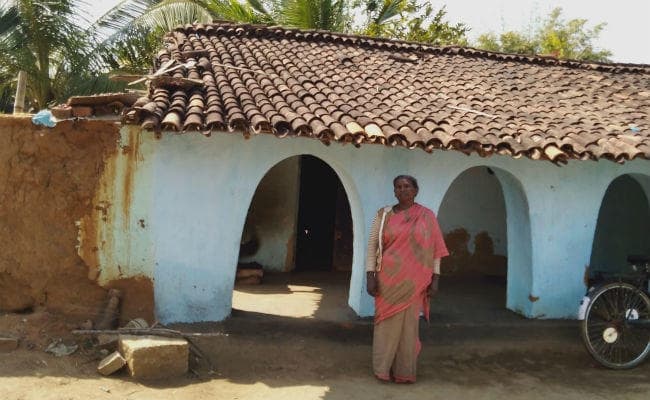 गुमला : आतंकवादी हमले में दो साल पहले शहीद हुए रमेश के परिजन जी रहे फटेहाल