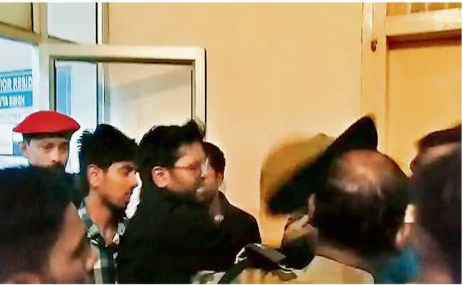 रिम्स में परिजन की पिटाई का वीडियो हुआ वायरल, वीडियो में थप्पड़ मारते दिख रहा है जूनियर डॉक्टर