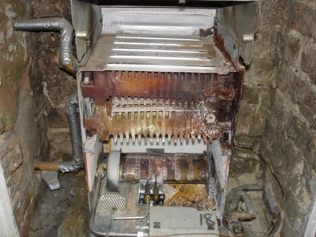 मरम्मत के दौरान कॉफी मशीन फटी, युवती जख्मी