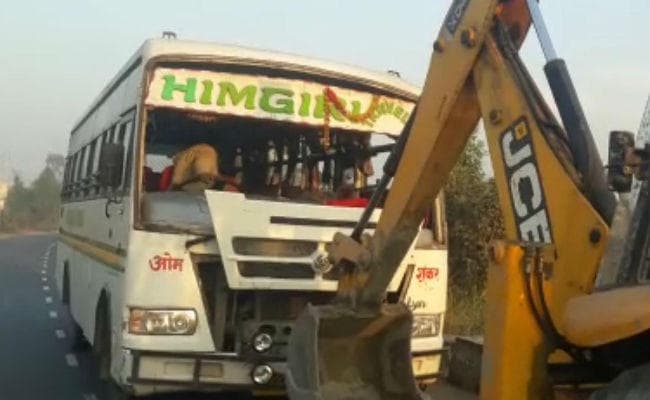 छपरा में बस पलटने से एक दर्जन यात्री घायल, दो का हाथ कटा, हालत गंभीर