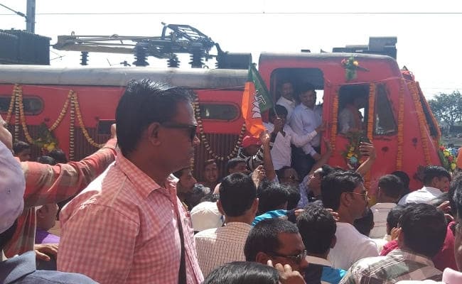 VIDEO : कतरास ने बदल दिया इतिहास, DC लाइन पर फिर से दौड़ी ट्रेन, ड्राइवर, गार्ड का हुआ जोरदार स्वागत