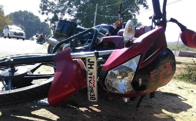 कोडरमा में मोटरसाइकिल सवार तीन युवकों की सड़क दुर्घटना में मौत