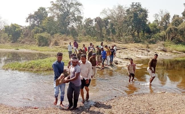 Jharkhand : नदी किनारे ले जाकर पत्नी को कुल्हाड़ी से काट डाला, फिर जामुन के पेड़ पर चढ़कर लगा ली फांसी