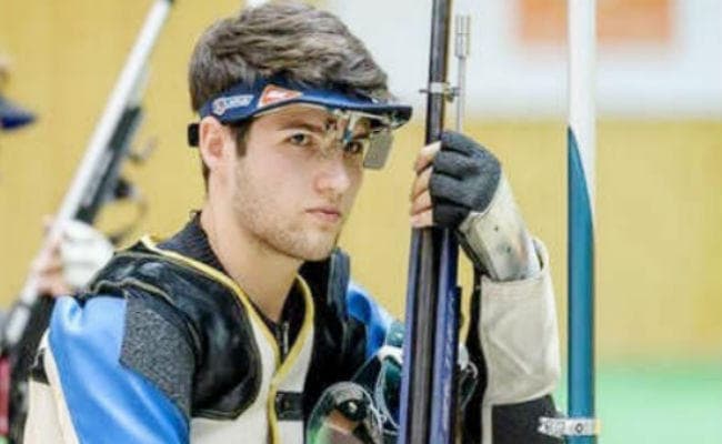 हंगरी के इस्तवान पेनी ने पुरुषों की 50 मी राइफल थ्री पाजीशन स्पर्धा में स्वर्ण पदक जीता
