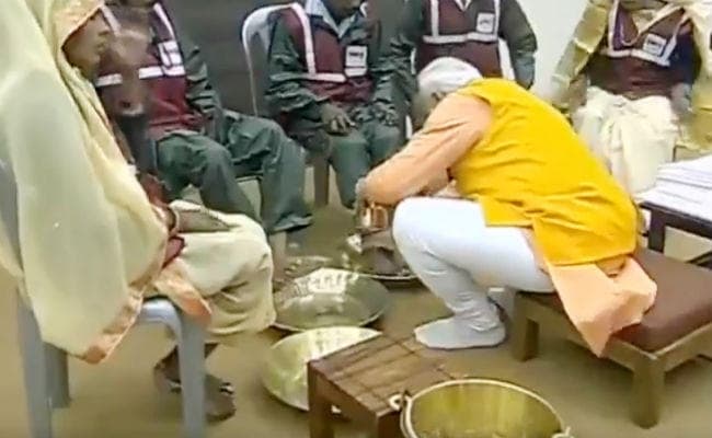 #KumbhMela2019 : प्रधानमंत्री मोदी ने सफाईकर्मियों के पांव पखार आशीर्वाद बनाये रखने की कामना की